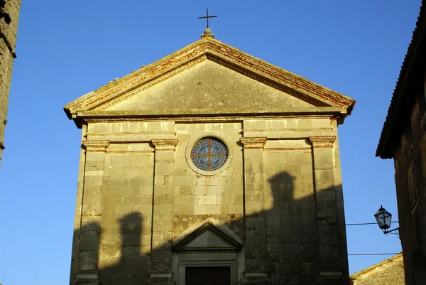 Церковь с тенью — стоковое фото