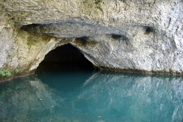 洞穴和水 — 图库照片