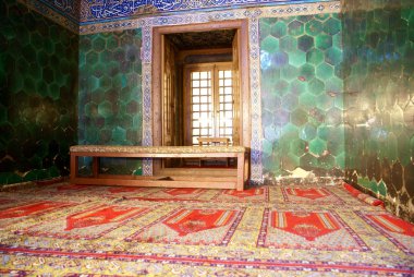 pencerenin içinde yeşil Camii