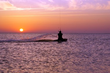 Kitesurfing ve gün batımı