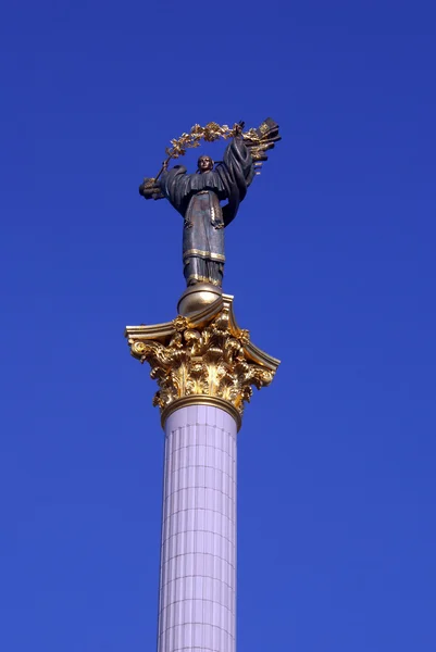 Золотая статуя — стоковое фото