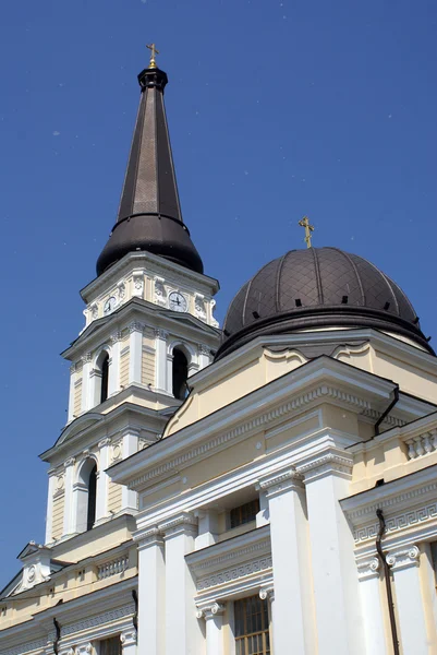 Álamo abajo y la iglesia en Odessa — Foto de Stock