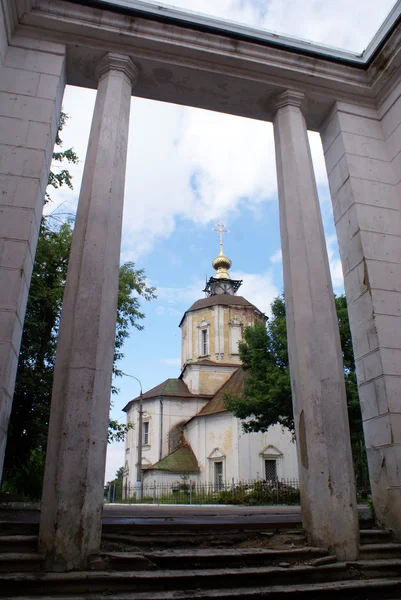 Säulen und Kirche — Stockfoto