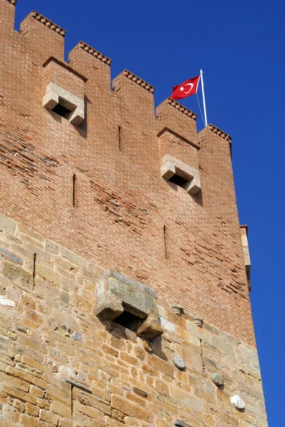 Красная башня и красный флаг — стоковое фото