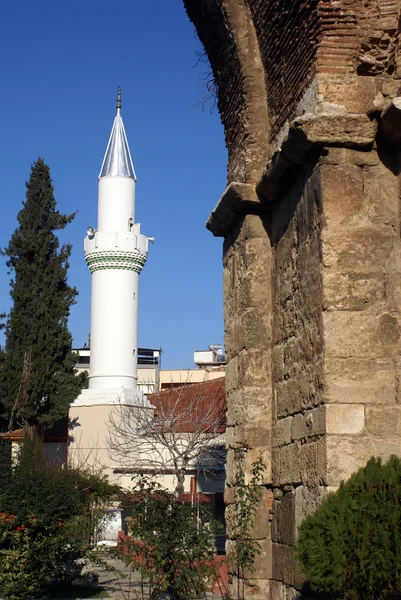 Колонна и мечеть — стоковое фото