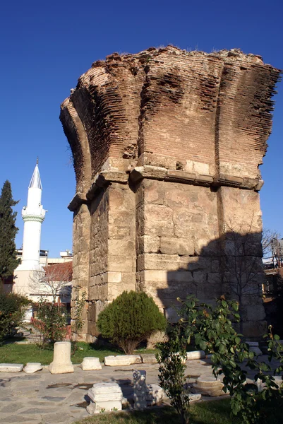 Руины и мечеть — стоковое фото