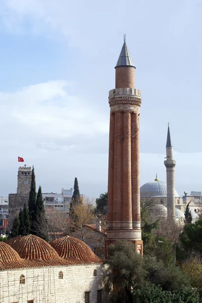Minartet en klok toren in antalya — Stockfoto