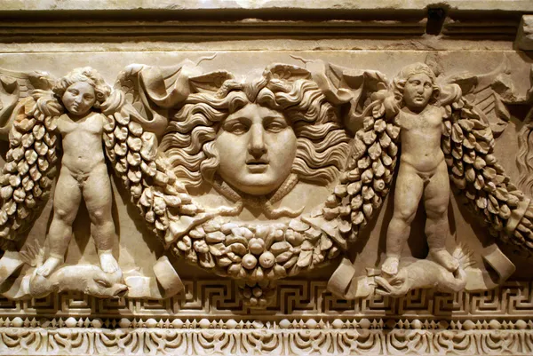 Sculpturen op sarcofaag — Stockfoto