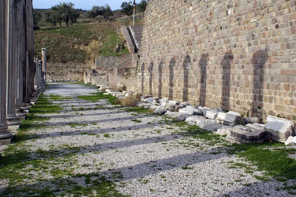 Zid, coloane și umbre — Fotografie, imagine de stoc