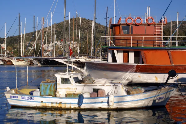 Лодки в Марина — стоковое фото