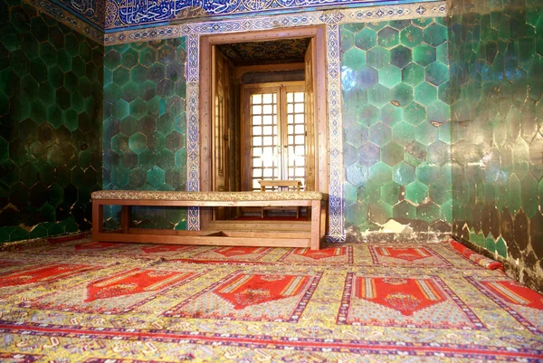 Окно в зеленой мечети — стоковое фото