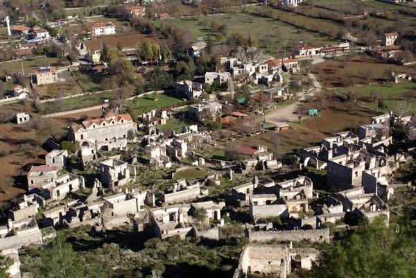 Руины и деревня — стоковое фото