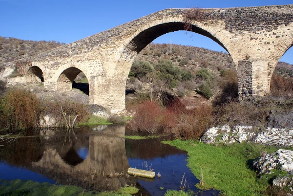 Вода и мост — стоковое фото