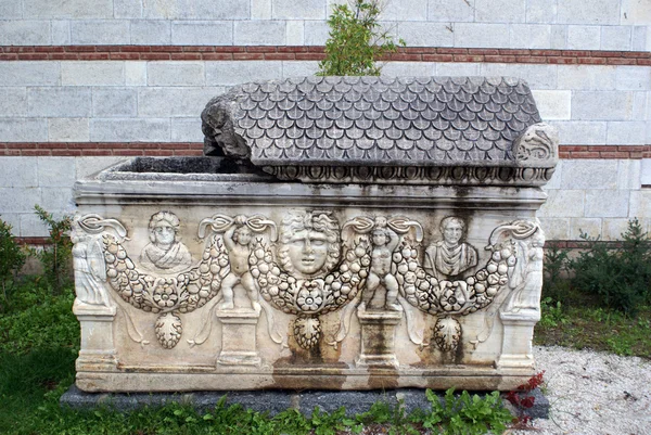 Wall and sarcophagus — Stock Photo, Image