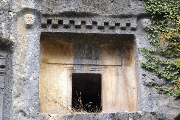 Каменная гробница — стоковое фото