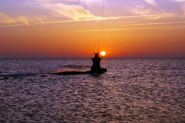 カイト サーフィンと日没 — ストック写真