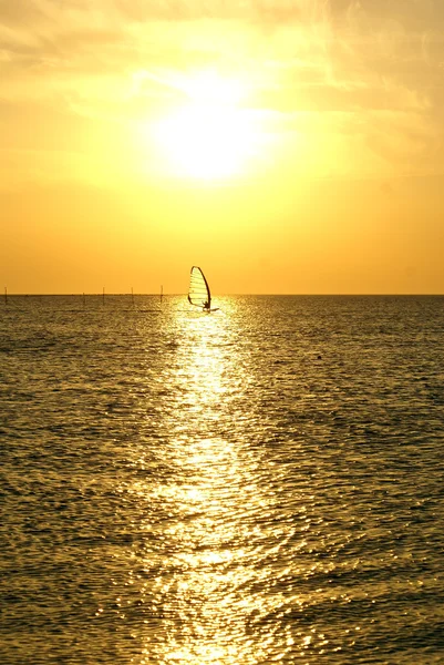 Kitesurfen en zonsondergang — Stockfoto