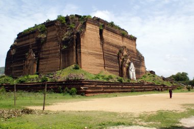 Bahçesi ve stupa