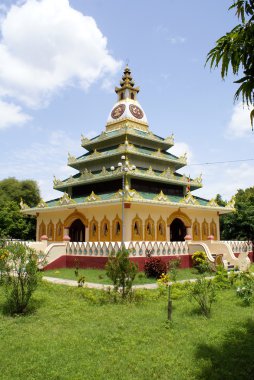 yeşil çim ve pagoda