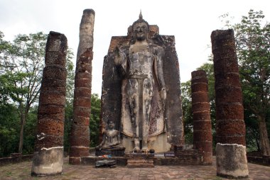 Buddha ve sütunlar