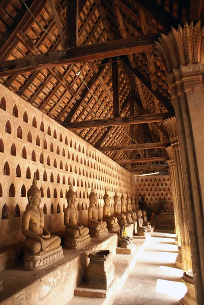 Buddhas och tak — Stockfoto