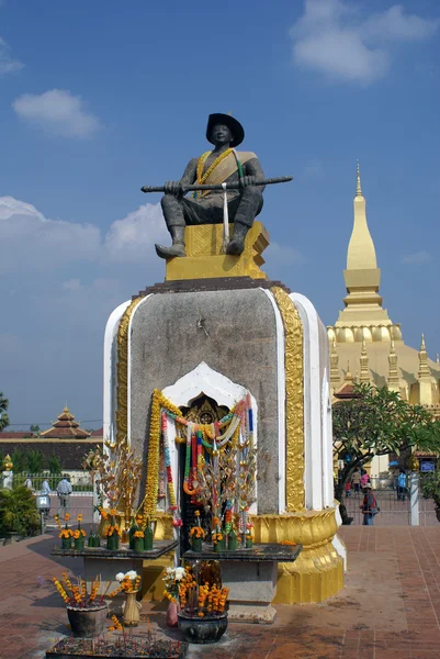 König und Stupa — Stockfoto