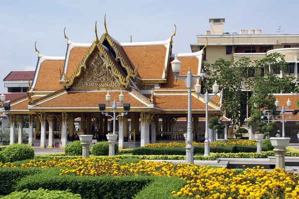 Wat buddista e fiori — Foto Stock
