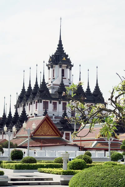 Hög stupa — Stockfoto