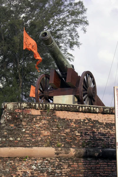 Wall, flag and gun — Stock Photo, Image