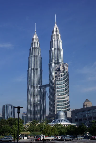 Duas torres no centro de Kuala-Lumpur — Fotografia de Stock
