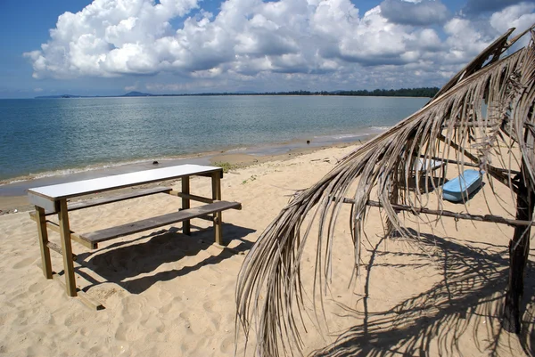 Стол на пляже — стоковое фото