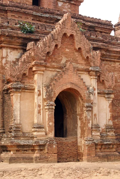 Окно и дверь храма — стоковое фото