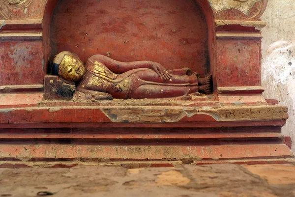 Röd sovande buddha — Stockfoto