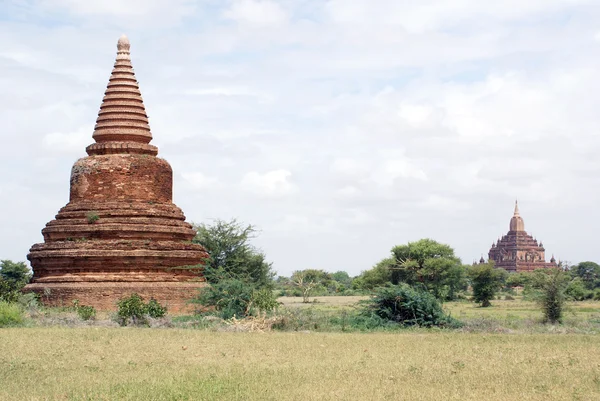Stupa oraz świątynia — Zdjęcie stockowe