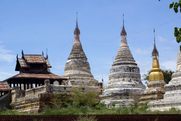Dach und Stupas — Stockfoto