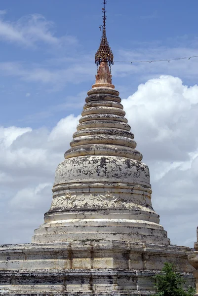 Stupa ve bulut — Stok fotoğraf