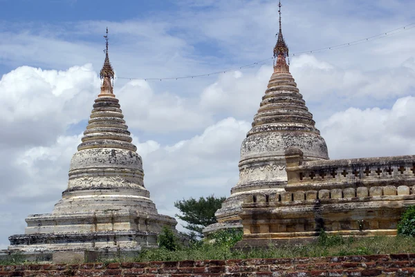 Stupas ve bulutlar — Stok fotoğraf