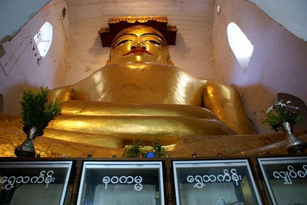 Gyllene sittplatser buddha — Stockfoto