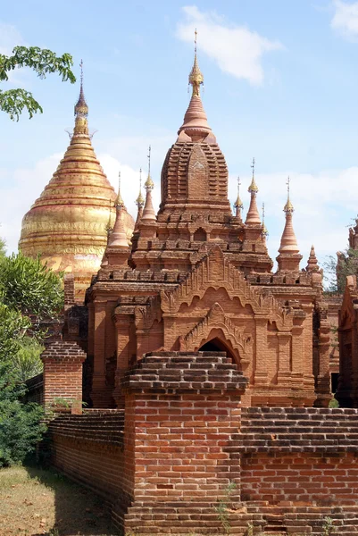 벽돌과 골든 stupa — 스톡 사진
