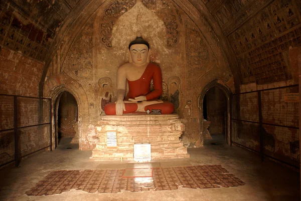 Boeddha in het rood — Stockfoto
