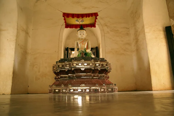 Buddha in coridor — Foto Stock