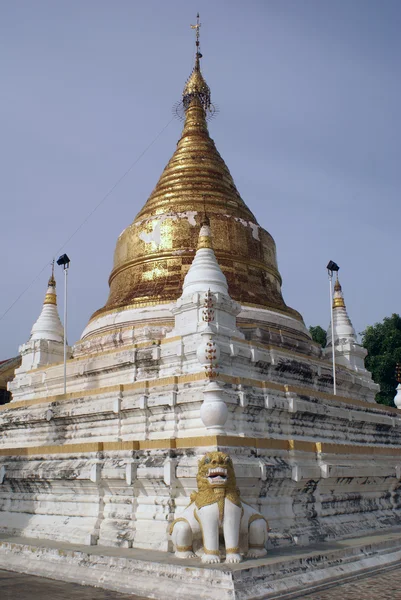 Canto da stupa dourada — Fotografia de Stock