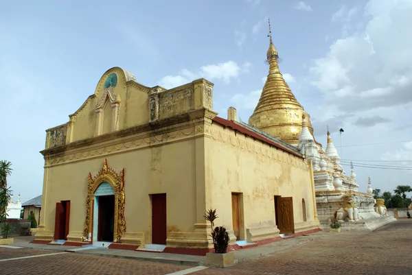 Templo e stupa — Fotografia de Stock