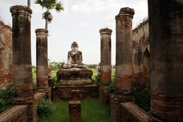 Buddha and ruins — Stock Photo, Image