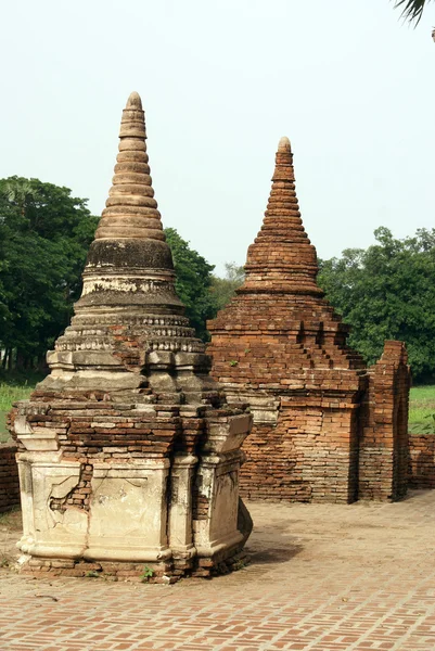 Två stupas — Stockfoto