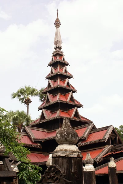 Hög röd pagoden i bagaya kloster — Stockfoto