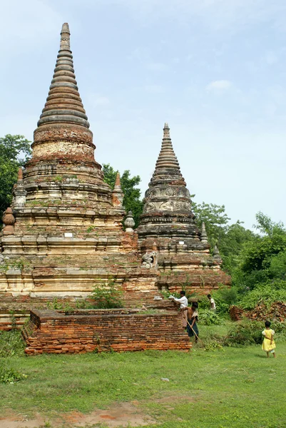 Ziegelsteine Stupas und grünes Gras — Stockfoto