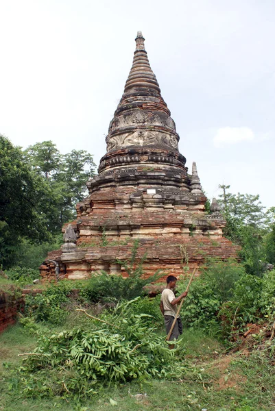 Stupa e homem — Fotografia de Stock