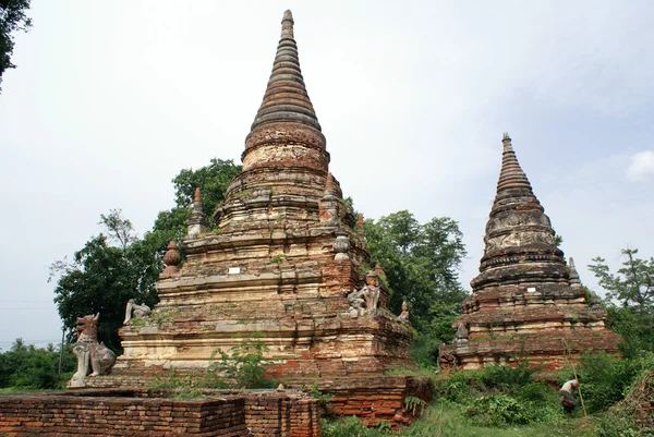 Zwei Stupas und Löwe — Stockfoto