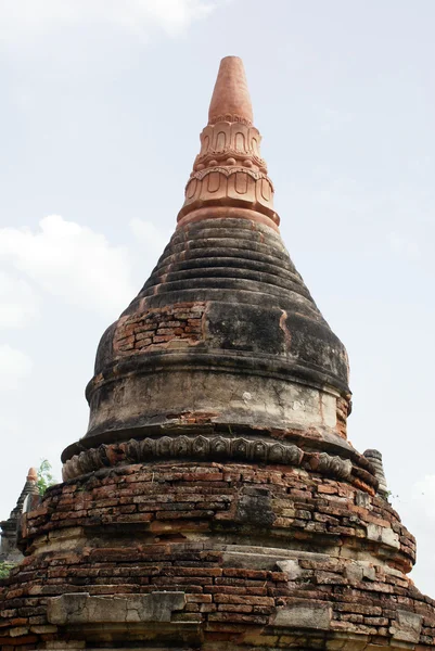 Alte Stupa mit neuem Kreisel — Stockfoto